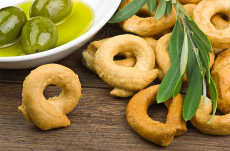 Zeytinli antipasto olarak taralli