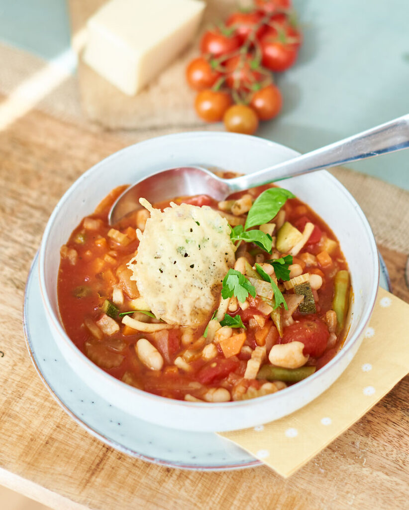 Minestrone içinde parmesan kabuğu