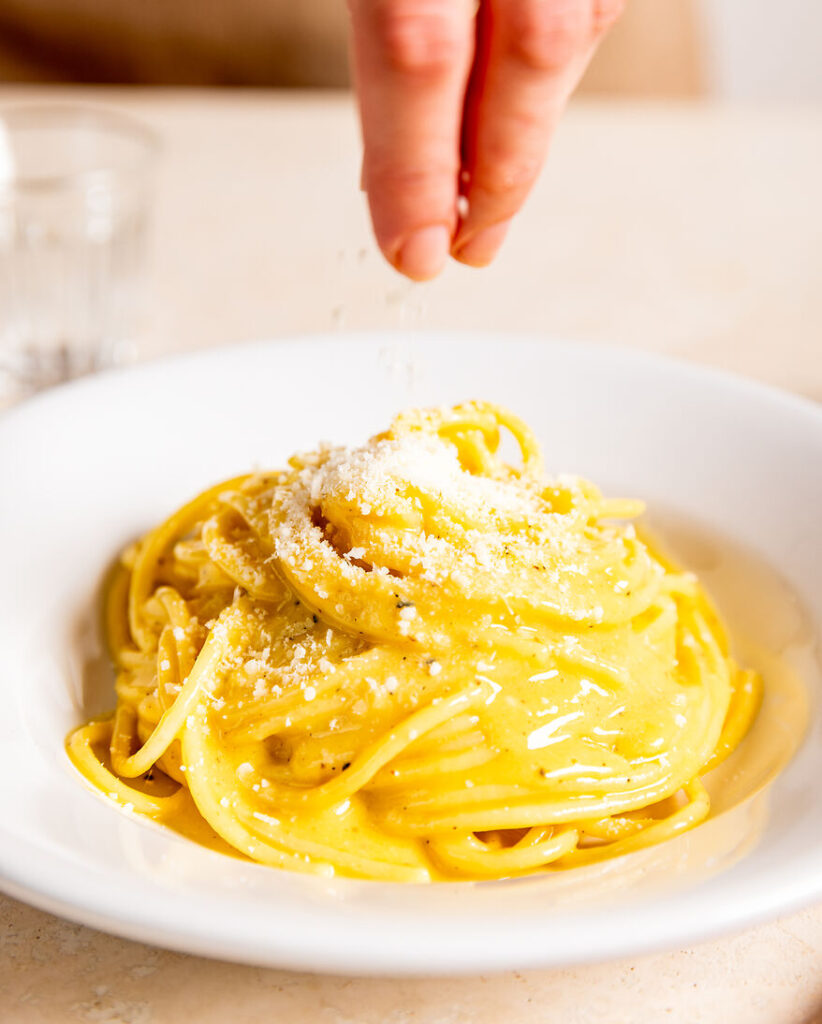 Makarna sosu için parmesan kabuğu