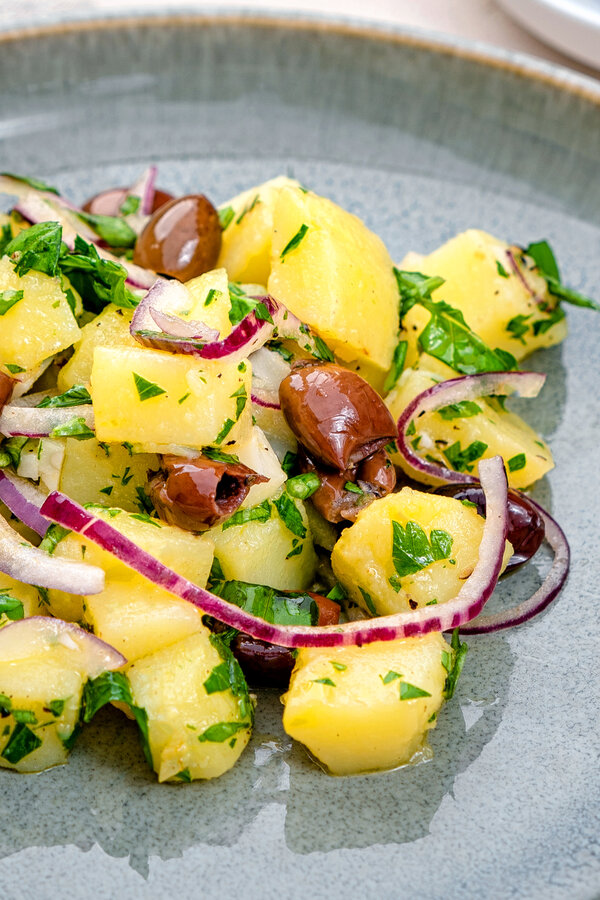 Siyah zeytinli ve kırmızı soğanlı patates salatası
