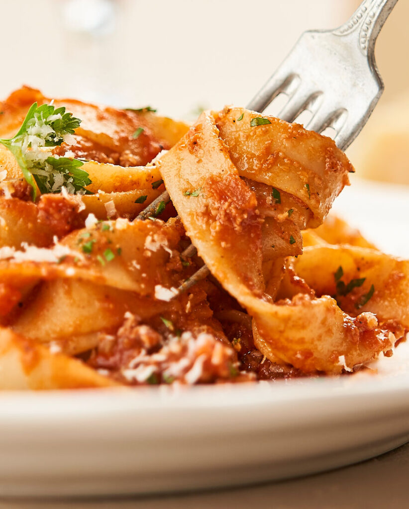 Bolonez tagliatelle ile yenir