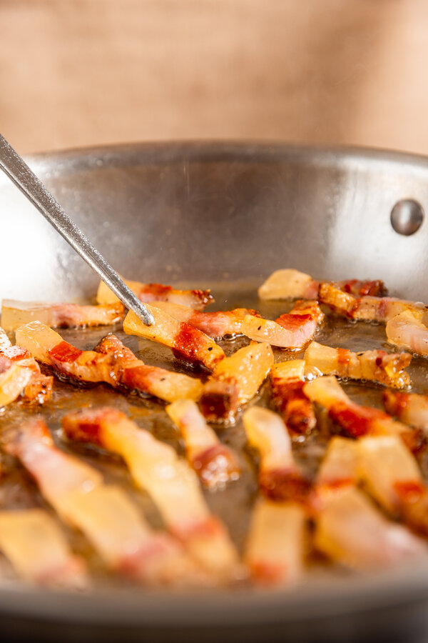 Guanciale'yi bir tavada kızartın