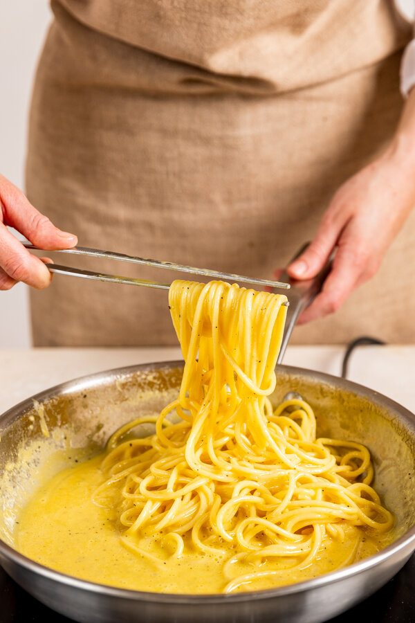 Makarnayı carbonara sosuna atın