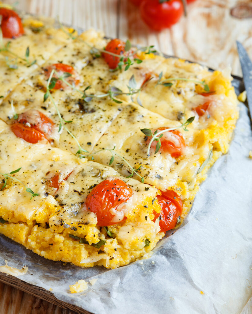 Güneşte kurutulmuş domates ve peynirli polenta güveç