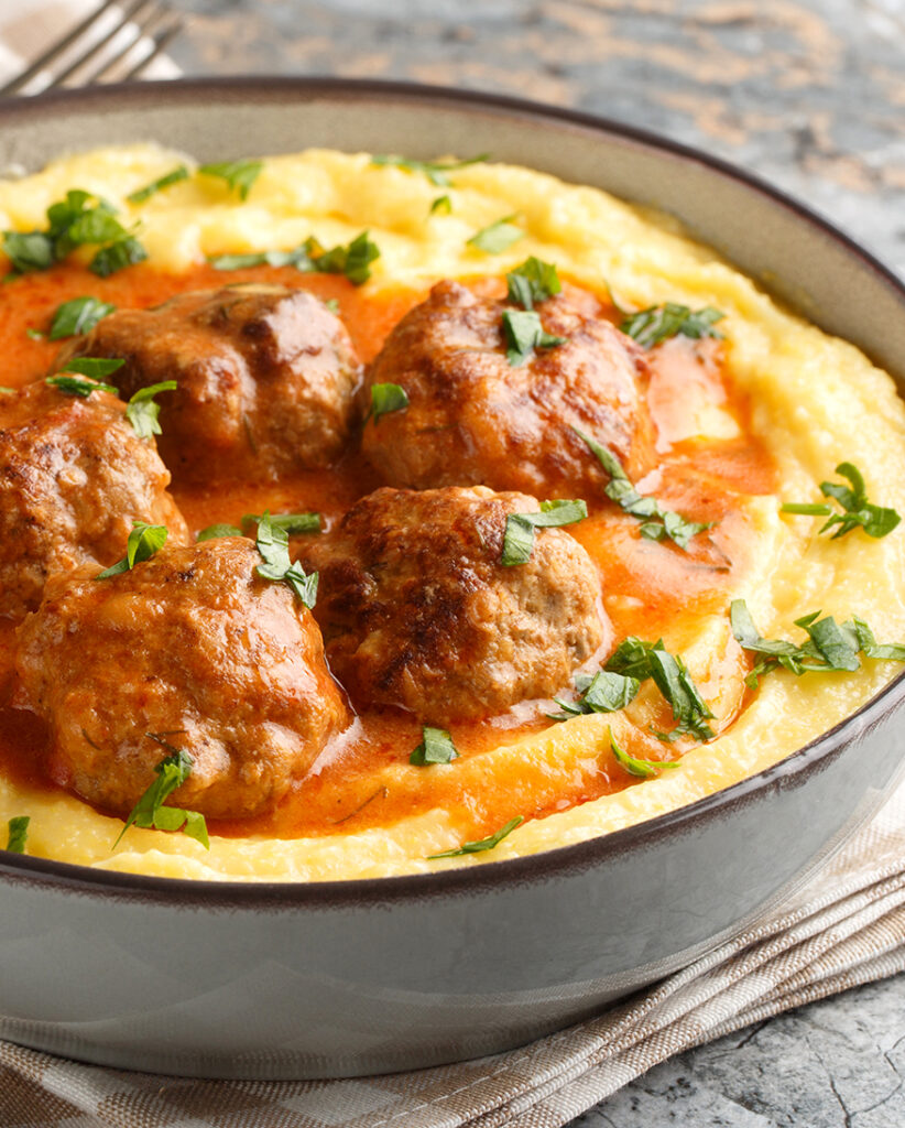 Kremalı polenta ile klasik İtalyan köftesi  