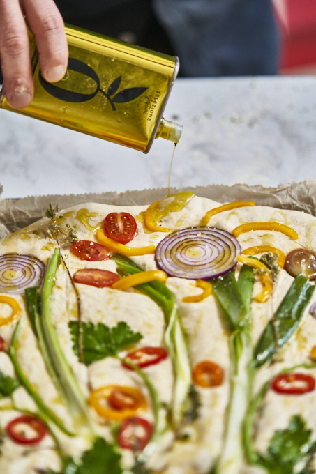 Bahçe focaccia'sı için zeytinyağı