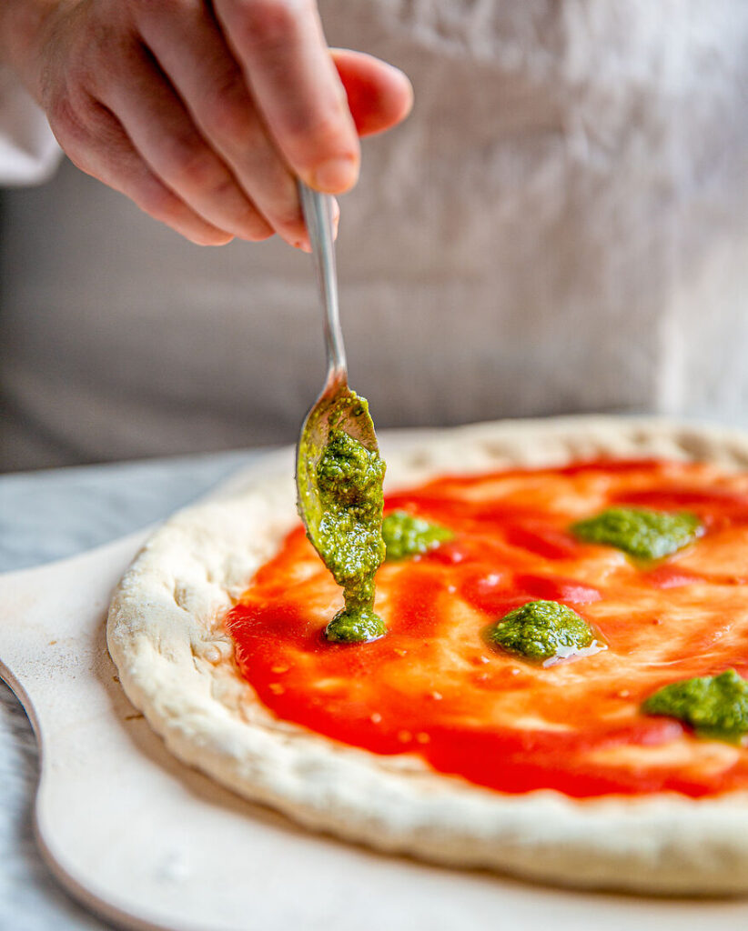 Pesto her şeyin üzerine gider.