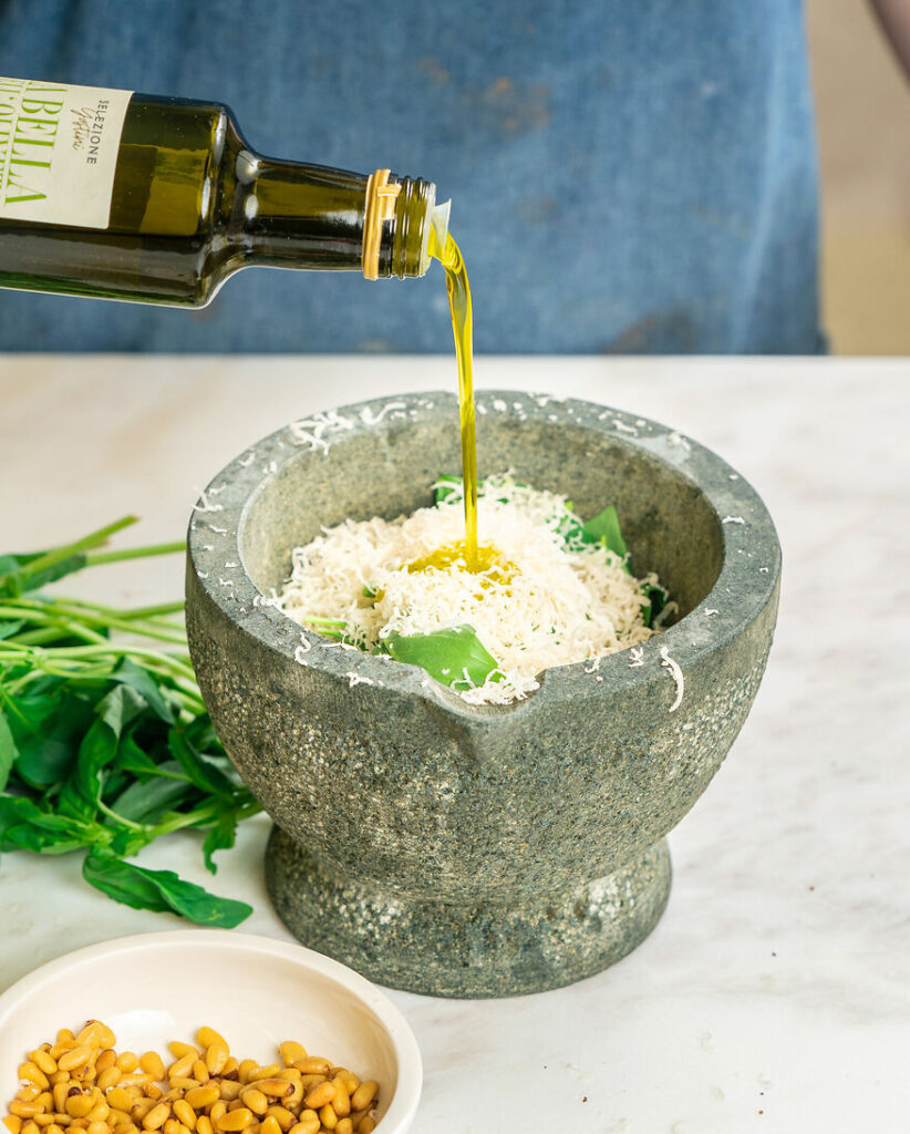 Pesto için gerekli malzemeler önemlidir.