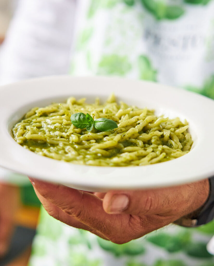 Pesto, Ligurya trofisine klasik bir eşlikçidir
