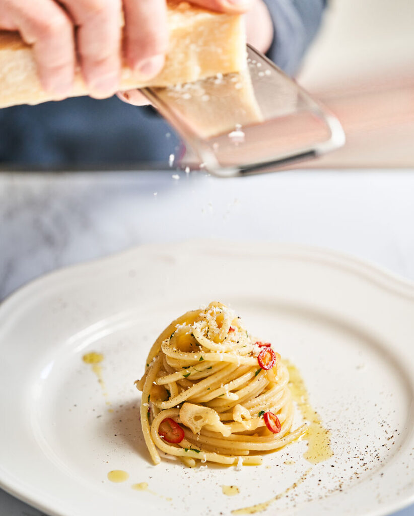 Parmesan ve maydanozlu Aglio e Olio