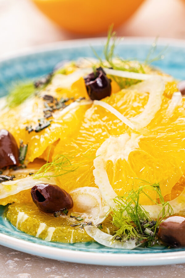 Portakal, rezene ve siyah zeytin salatası
