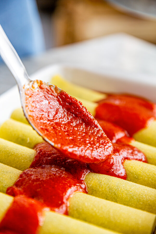 Sosu cannelloni'nin üzerine dökün