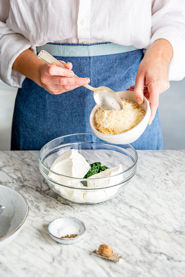Ispanak, ricotta ve parmesanı karıştırın