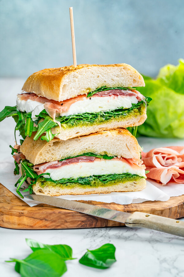 Mozzarella ve prosciutto ile Ciabatta sandviç