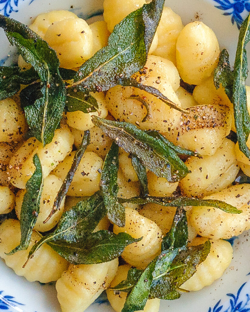 Adaçayı ve tereyağlı gnocchi