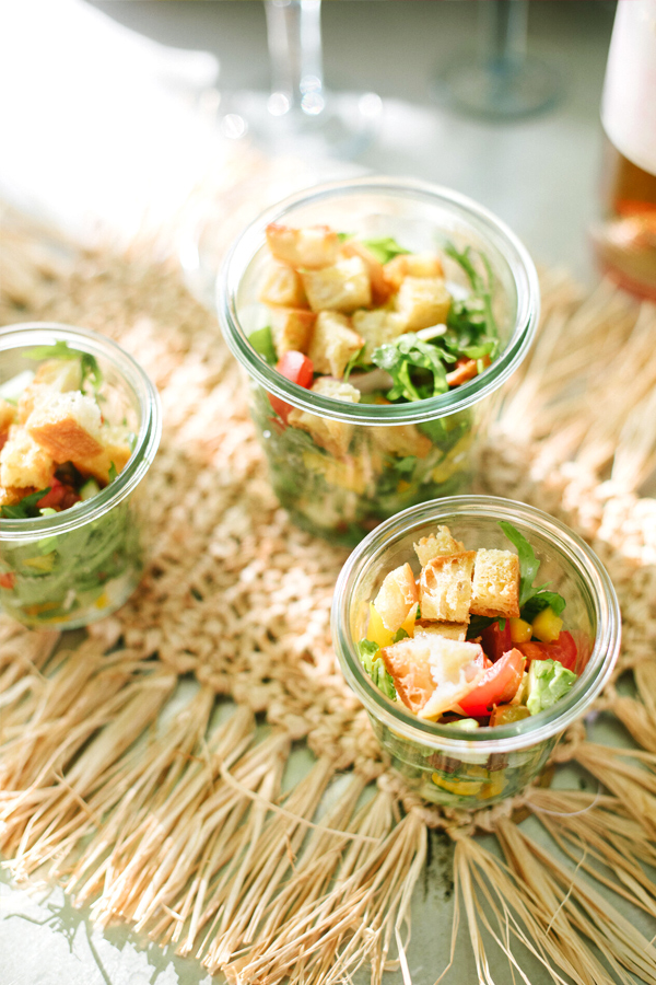 Mason kavanozda piknik için panzanella
