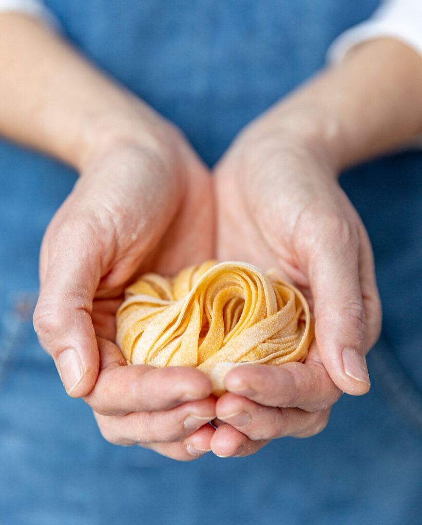 Tagliatelle'yi yuva şeklinde sarın