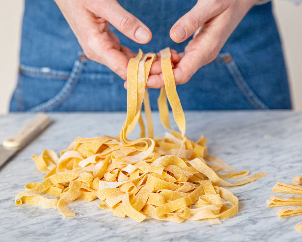 Basitçe tagliatelle'yi kendiniz yapın