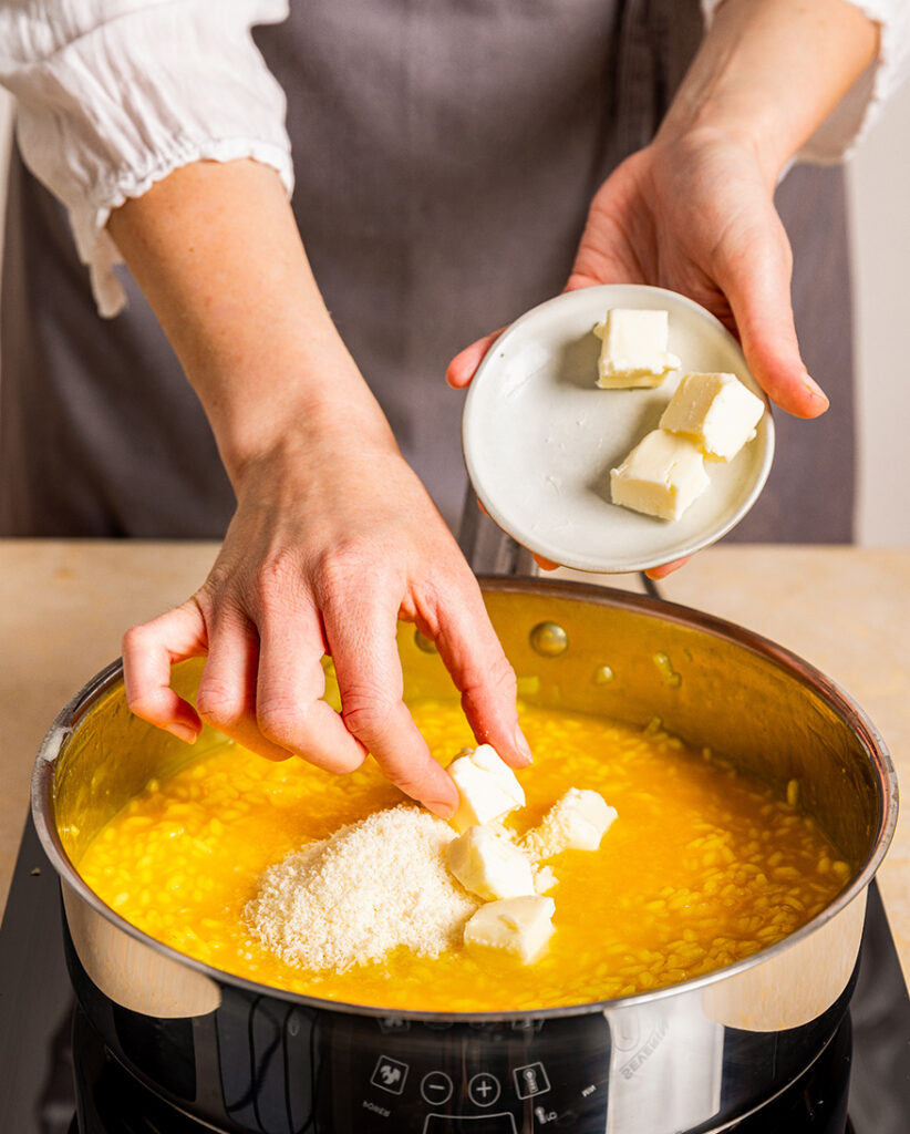 Parmesan ve tereyağını ekleyin