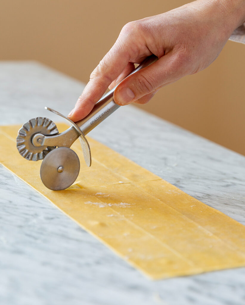 Tortellini hamurunu kesmek