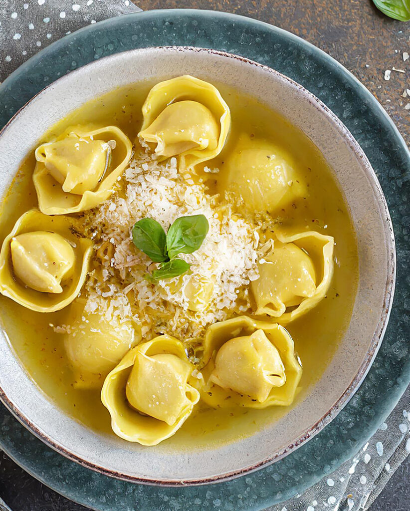Brodo içinde Tortellini