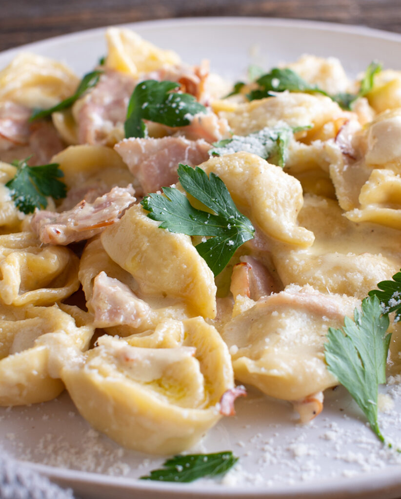 Kremalı ve jambonlu tortellini