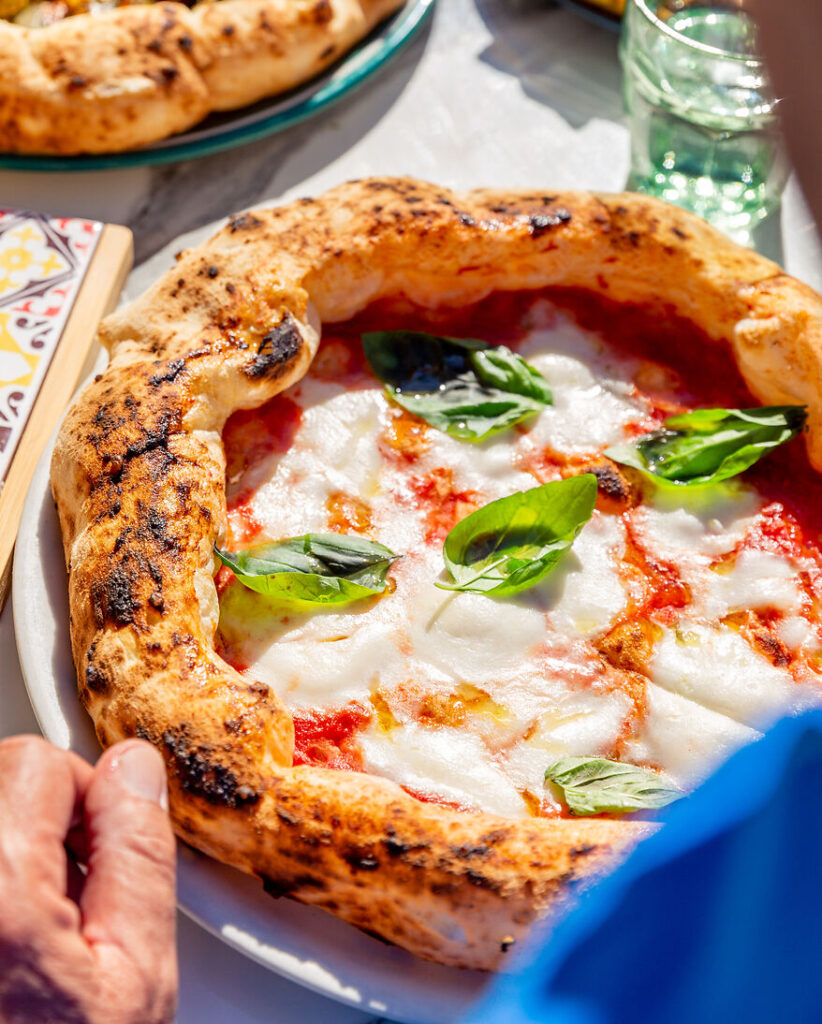 Napoli'deki gibi Pizza Margherita