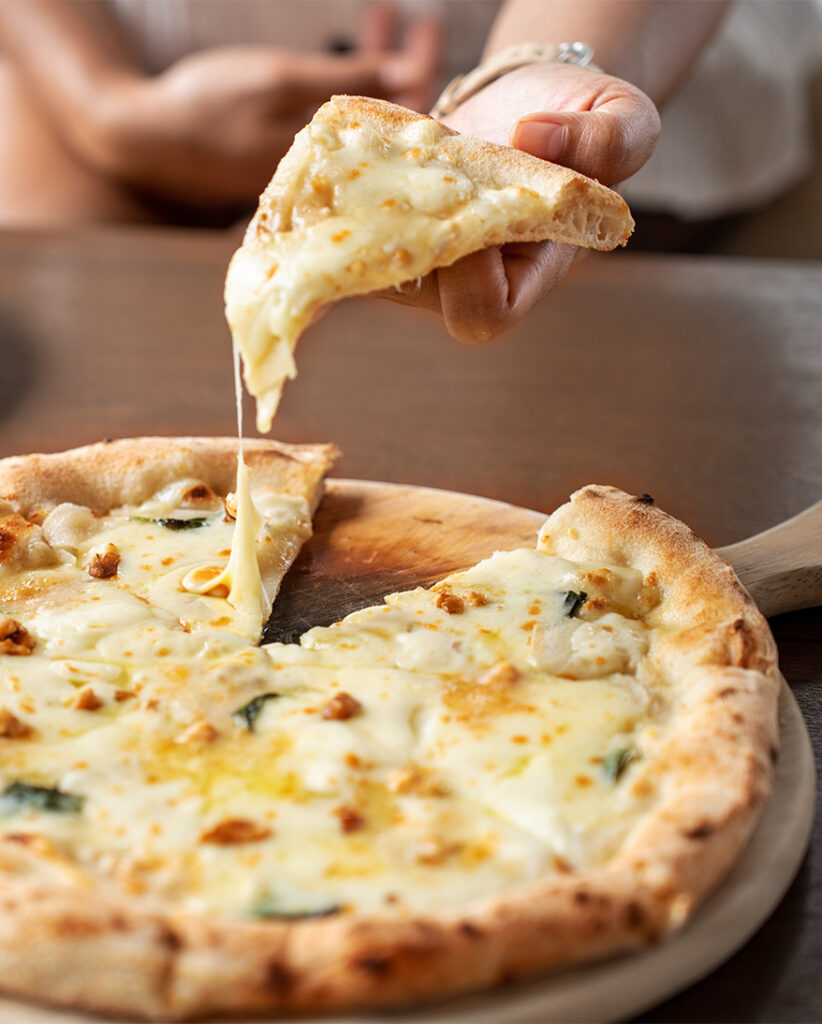 Quattro Formaggi pizzanın tadını çıkarın