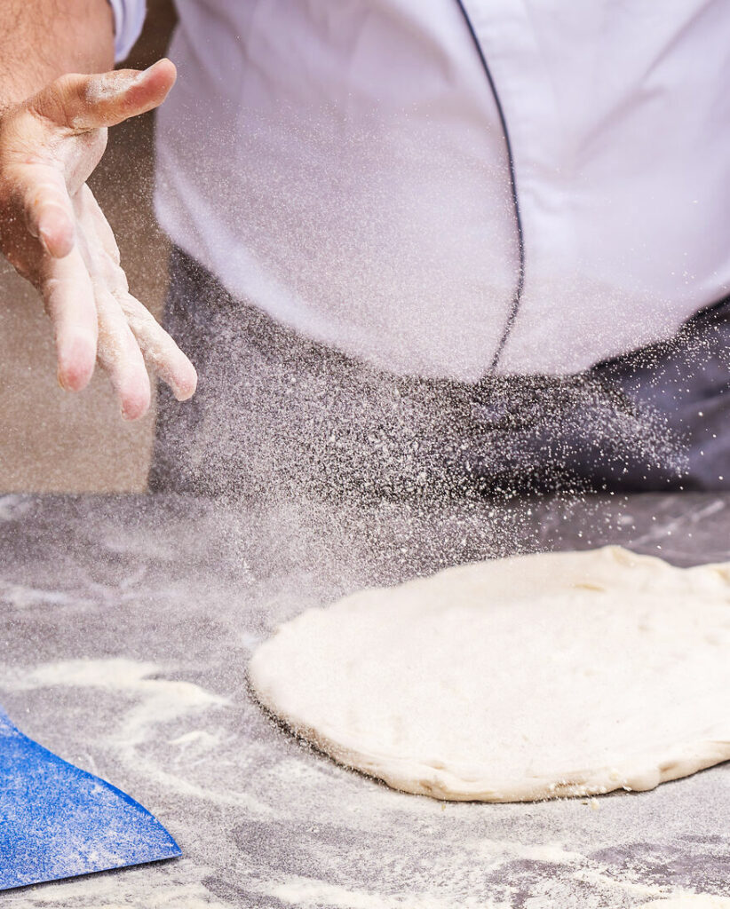Pizza hamuru kalıpları için semola kullanın