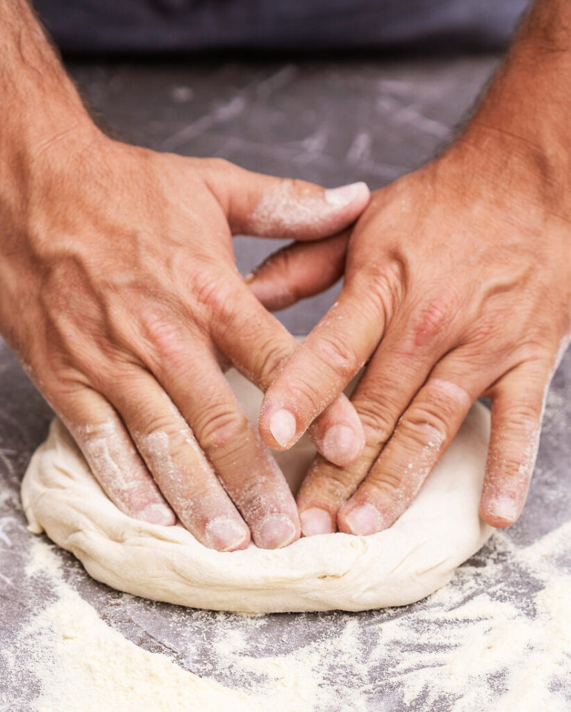 Pizza kalıplama için parmak tekniği