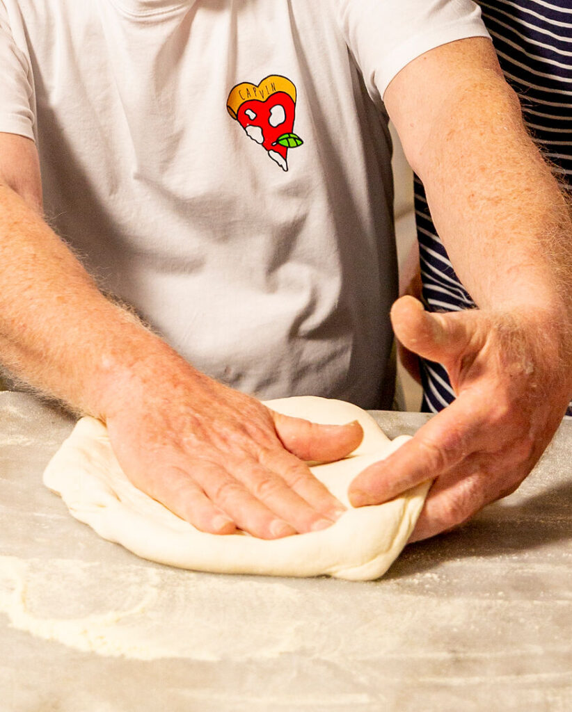 Pizza hamuru için "Sciaffo (surata tokat)" parmak tekniği
